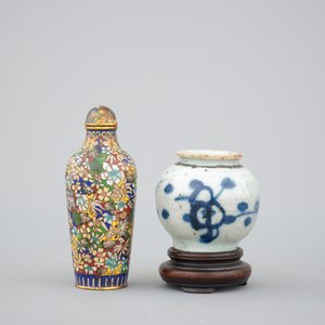 A pair of 19th C. Chinese famille jaune hexagonal vases, a cloisonne snuff bottle and a Ming Dynasty jarlet — foto 7