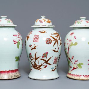 A pair of and a single Chinese famille rose covered vase with floral design, 19th C. — 照片 4