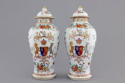 A pair of armorial porcelain vases with cover, Samson, 19th C.