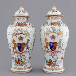 A pair of armorial porcelain vases with cover, Samson, 19th C. — 照片 1