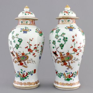 A pair of armorial porcelain vases with cover, Samson, 19th C. — 照片 3