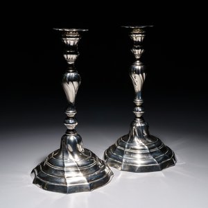 A pair of Belgian silver candlesticks, probably Mons, 2nd half 18th C. — 照片 1