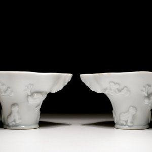 A pair of blanc de Chine relief decorated libation cups, Kangxi — 照片 2
