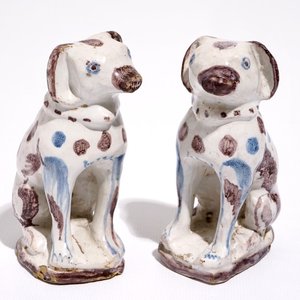A pair of blue and manganese Brussels faience models of dogs, 18th C. — 照片 1