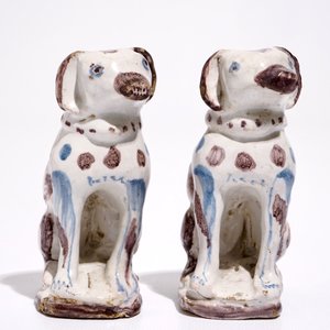 A pair of blue and manganese Brussels faience models of dogs, 18th C. — 照片 2