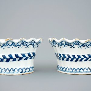 A pair of blue and white bouquetieres or wall flower holders, Lille, 18th C. — 照片 2