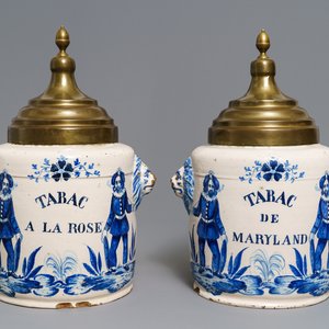 A pair of blue and white Brussels faience tobacco jars, late 18th C. — 照片 1