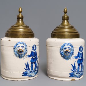 A pair of blue and white Brussels faience tobacco jars, late 18th C. — 照片 2