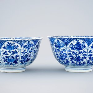 A pair of blue and white Chinese bowls with floral design, Kangxi — 照片 3