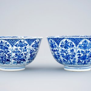 A pair of blue and white Chinese bowls with floral design, Kangxi — 照片 4