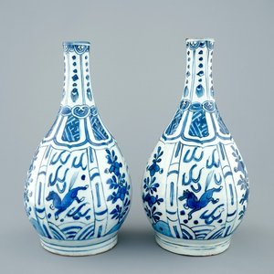 A pair of blue and white Chinese kraak porcelain bottle vases, Wanli, 1573-1619 — photo 1