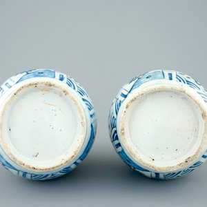 A pair of blue and white Chinese kraak porcelain bottle vases, Wanli, 1573-1619 — photo 4