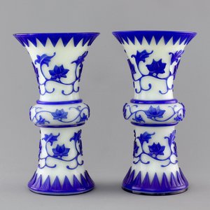 A pair of blue and white Chinese Peking overlay glass yenyen vases, early 20th C. — photo 1