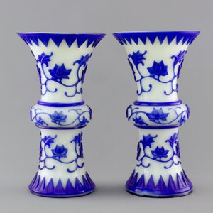 A pair of blue and white Chinese Peking overlay glass yenyen vases, early 20th C. — photo 2