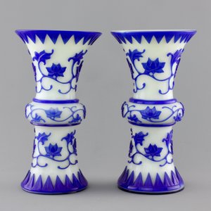 A pair of blue and white Chinese Peking overlay glass yenyen vases, early 20th C. — photo 3