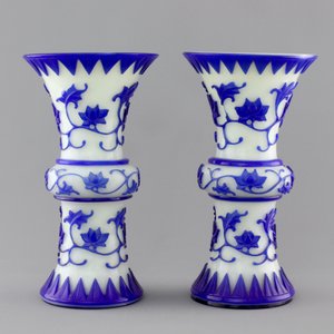 A pair of blue and white Chinese Peking overlay glass yenyen vases, early 20th C. — photo 4