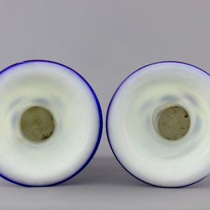 A pair of blue and white Chinese Peking overlay glass yenyen vases, early 20th C. — photo 5