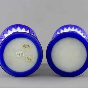 A pair of blue and white Chinese Peking overlay glass yenyen vases, early 20th C. — photo 6