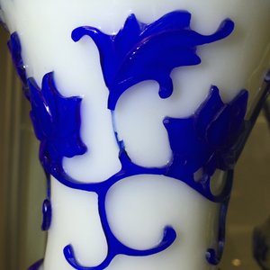 A pair of blue and white Chinese Peking overlay glass yenyen vases, early 20th C. — photo 9