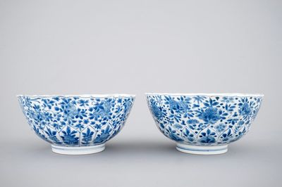 Une paire de bols en porcelaine de Chine bleu aux décors florales, Kangxi, ca. 1700