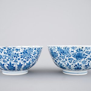 A pair of blue and white Chinese porcelain bowls with floral decoration, Kangxi, ca. 1700 — photo 1