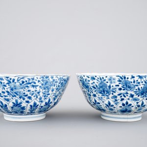 A pair of blue and white Chinese porcelain bowls with floral decoration, Kangxi, ca. 1700 — photo 2