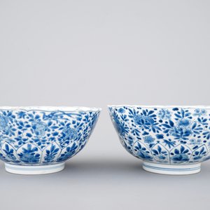 A pair of blue and white Chinese porcelain bowls with floral decoration, Kangxi, ca. 1700 — photo 3