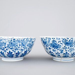 A pair of blue and white Chinese porcelain bowls with floral decoration, Kangxi, ca. 1700 — photo 4