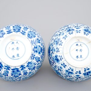 A pair of blue and white Chinese porcelain bowls with floral decoration, Kangxi, ca. 1700 — photo 5