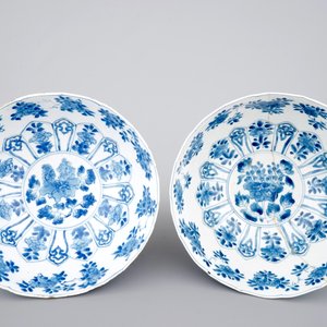 A pair of blue and white Chinese porcelain bowls with floral decoration, Kangxi, ca. 1700 — photo 6