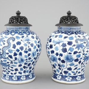 A pair of blue and white Chinese porcelain dragon vases, 19th C. — photo 1