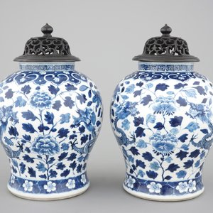 A pair of blue and white Chinese porcelain dragon vases, 19th C. — photo 2