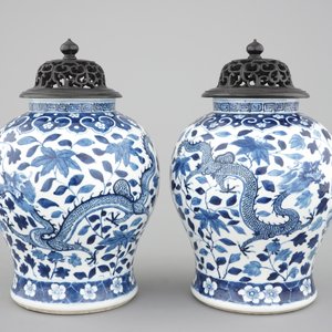 A pair of blue and white Chinese porcelain dragon vases, 19th C. — photo 3