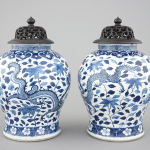 A pair of blue and white Chinese porcelain dragon vases, 19th C. — photo 4