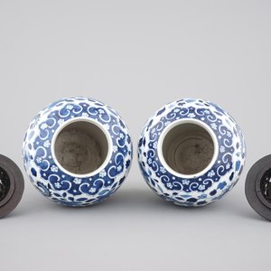 A pair of blue and white Chinese porcelain dragon vases, 19th C. — photo 5
