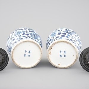 A pair of blue and white Chinese porcelain dragon vases, 19th C. — photo 6