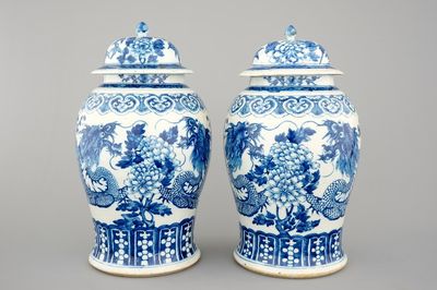 A pair of blue and white Chinese porcelain dragon vases and covers, 19th C.