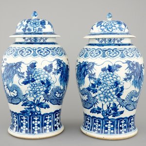 A pair of blue and white Chinese porcelain dragon vases and covers, 19th C. — foto 1