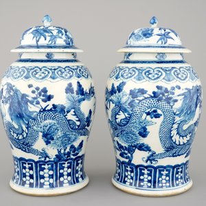 A pair of blue and white Chinese porcelain dragon vases and covers, 19th C. — foto 2