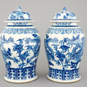 A pair of blue and white Chinese porcelain dragon vases and covers, 19th C. — foto 3