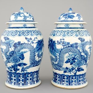 A pair of blue and white Chinese porcelain dragon vases and covers, 19th C. — foto 4