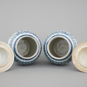 A pair of blue and white Chinese porcelain dragon vases and covers, 19th C. — foto 5