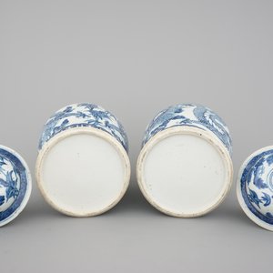 A pair of blue and white Chinese porcelain dragon vases and covers, 19th C. — foto 6