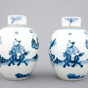 A pair of blue and white Chinese porcelain jars with covers, 19/20th C. — photo 1