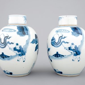 A pair of blue and white Chinese porcelain jars with covers, 19/20th C. — photo 2