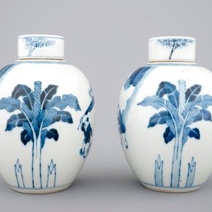 A pair of blue and white Chinese porcelain jars with covers, 19/20th C. — photo 3