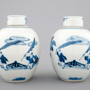 A pair of blue and white Chinese porcelain jars with covers, 19/20th C. — photo 4