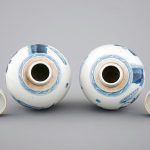 A pair of blue and white Chinese porcelain jars with covers, 19/20th C. — photo 5