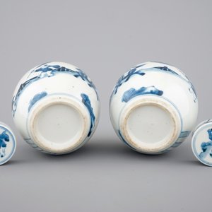 A pair of blue and white Chinese porcelain jars with covers, 19/20th C. — photo 6