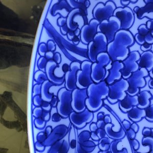 A pair of blue and white Chinese porcelain peony scroll dishes, Kangxi, 18th C. — photo 5